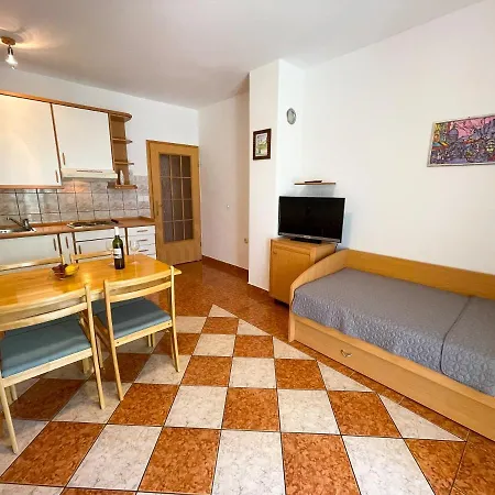 Apartment Ljiljana *